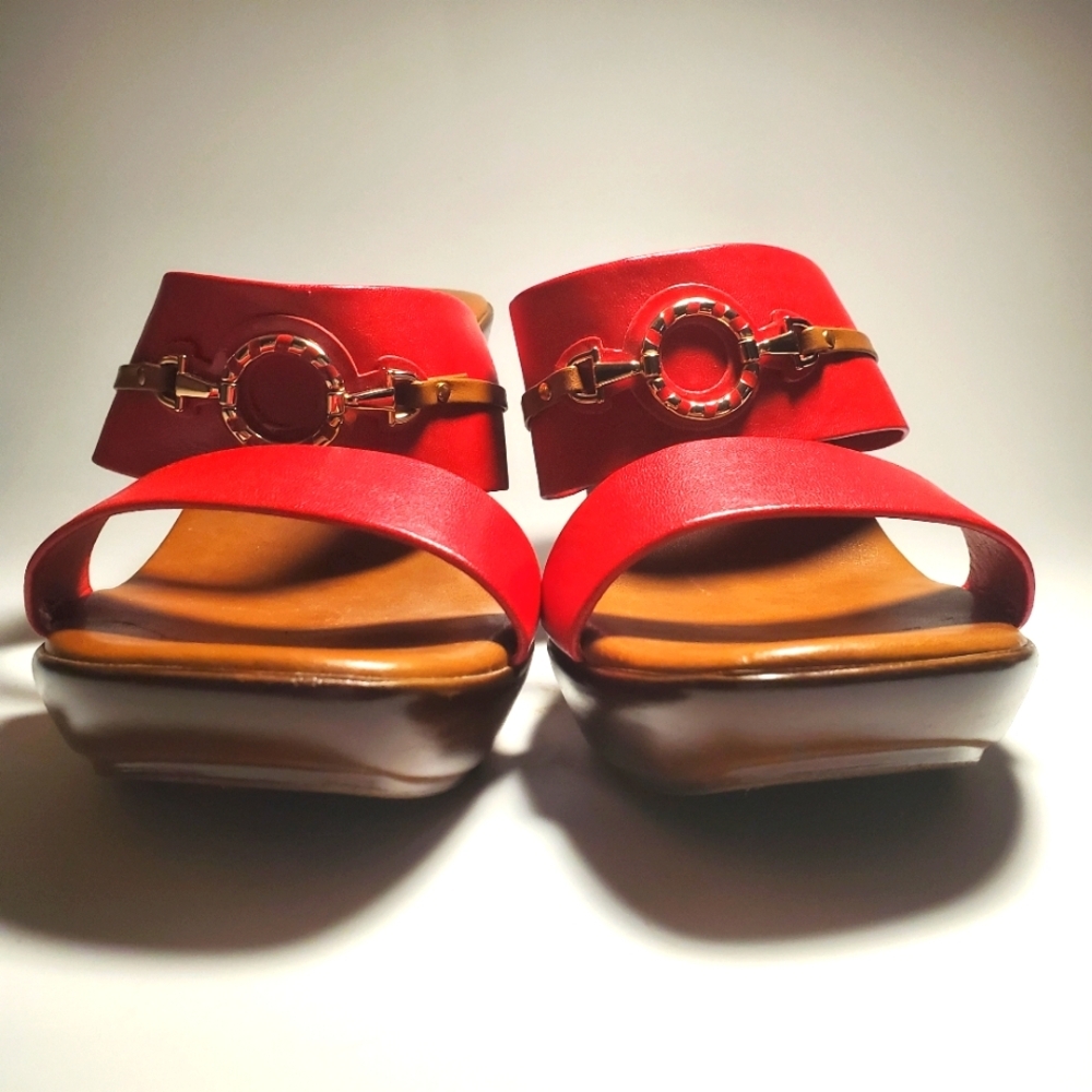 ITALIAN SHOEMAKERS Red Leather Wedge with Gold Buckle Size 9M - New - Picture 3 of 11